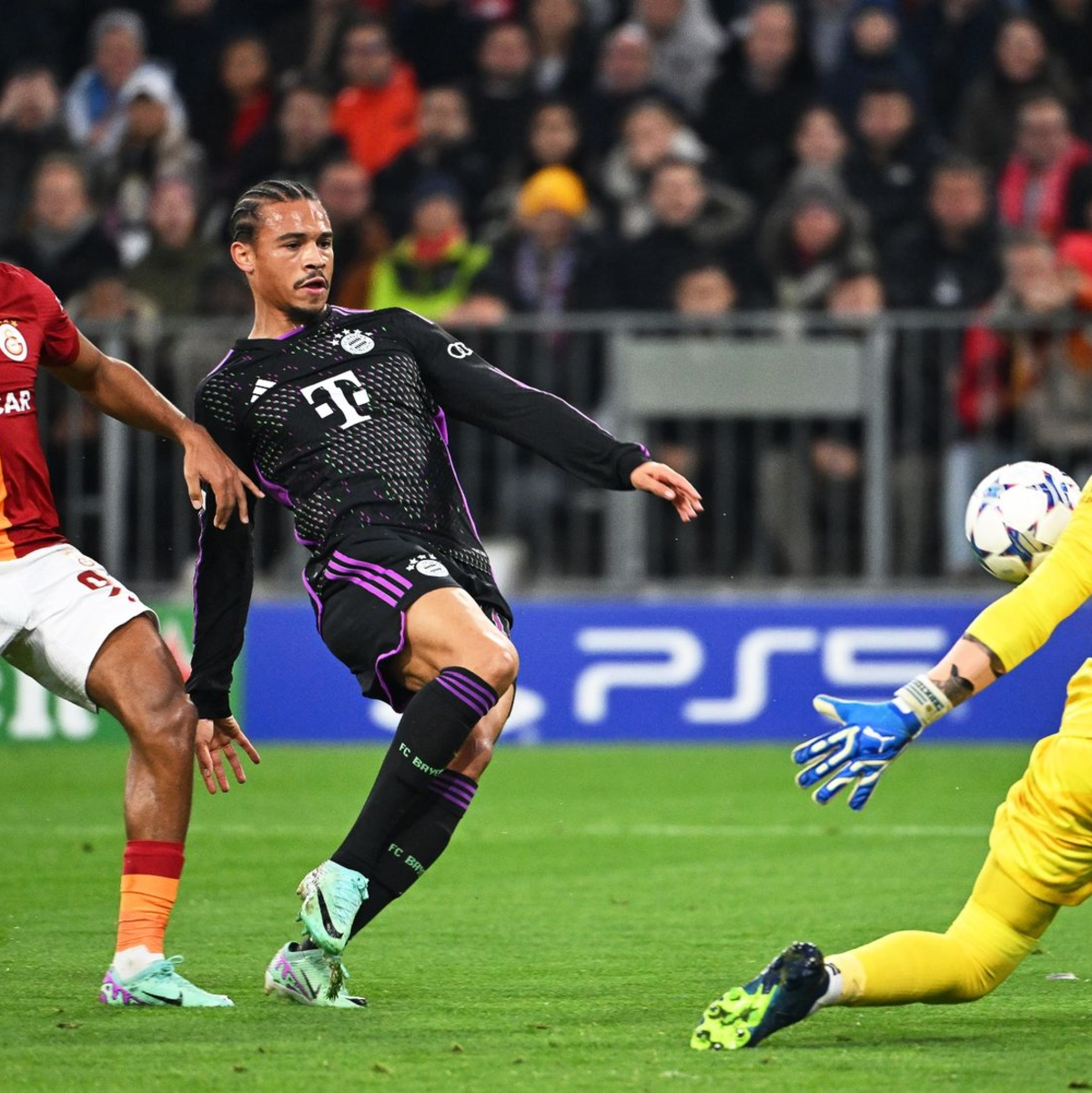 Bayern-Angreifer Leroy Sane (M) findet  Galatasaray-Keeper Fernando Muslera (r) seinen Meister. - Foto: Sven Hoppe/dpa