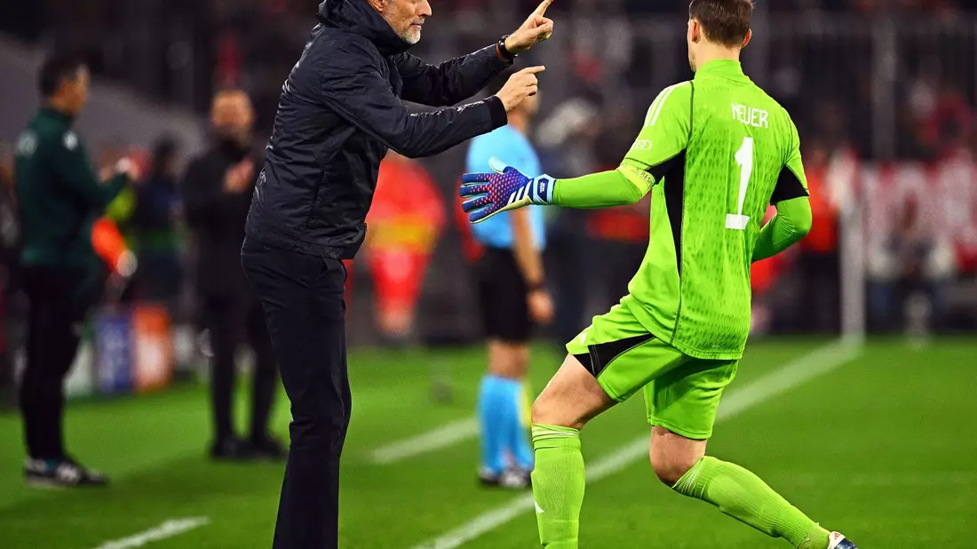 Bayern-Trainer Thomas Tuchel (l) gibt Torhüter Manuel Neuer Anweisungen. - Bild: Tom Weller/dpa