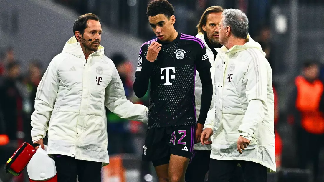 Bayern-Youngster Jamal Musiala (M) musste vorzeitig ausgewechselt werden. - Bild: Tom Weller/dpa
