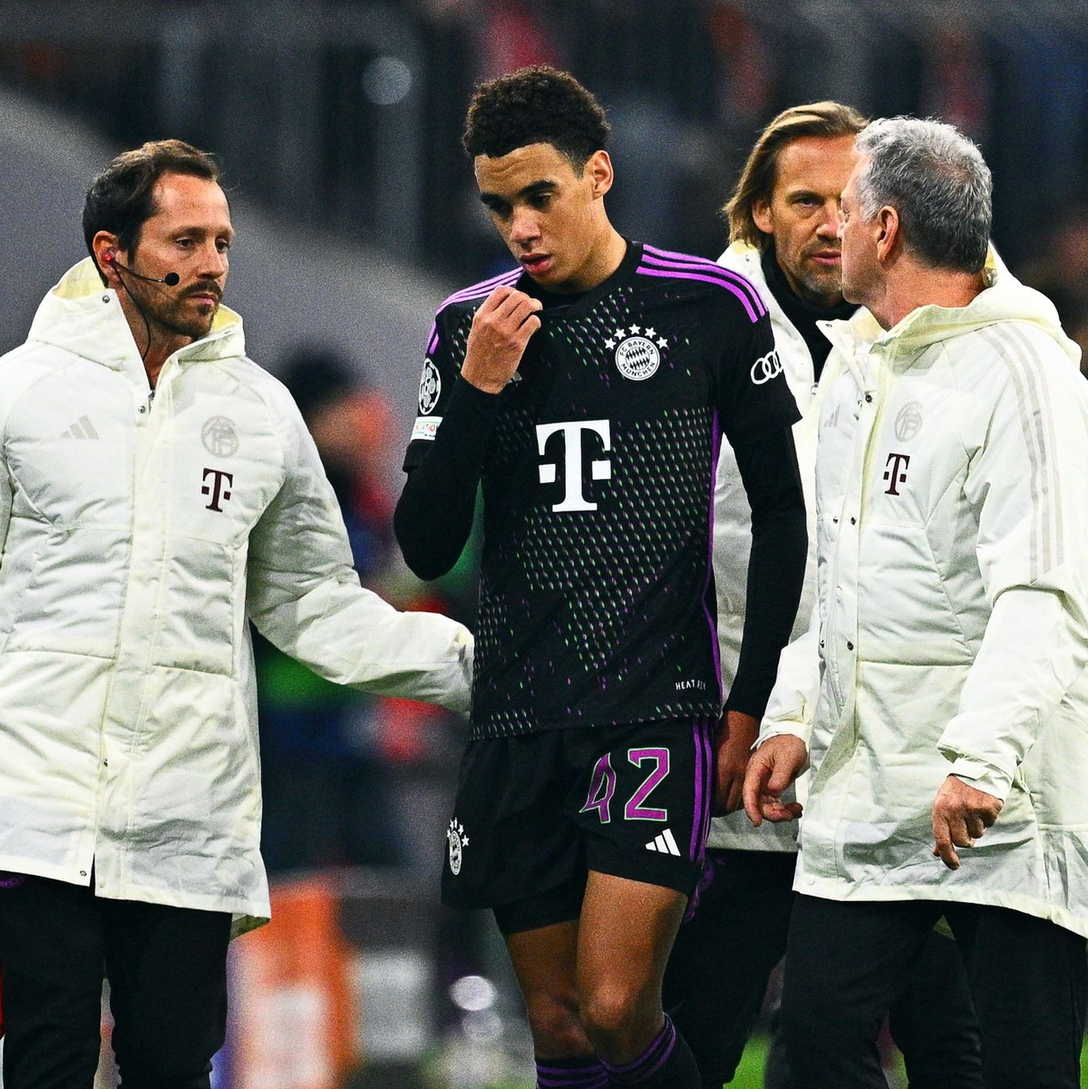 Bayern-Youngster Jamal Musiala (M) musste vorzeitig ausgewechselt werden. - Foto: Tom Weller/dpa