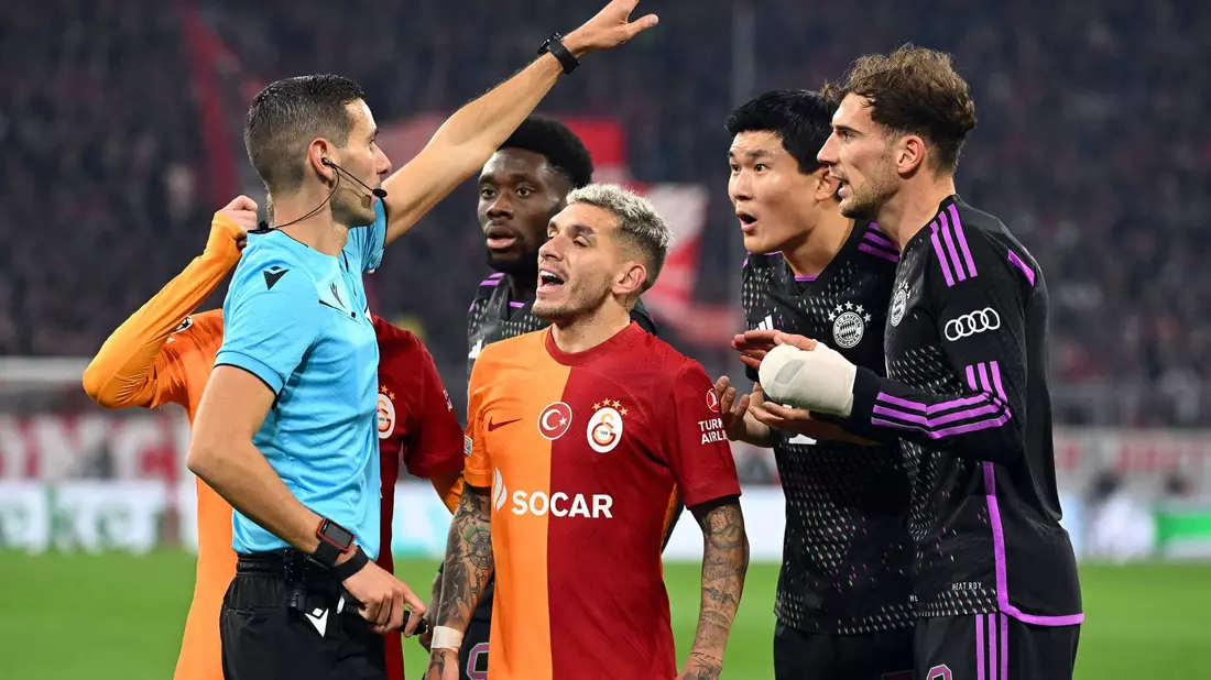 Schiedsrichter Antonio Nobre (l) mit Galatasarays Lucas Torreira (M) sowie Bayerns Spieler Min-Jae Kim (2.v.r) und Leon Goretzka. - Bild: Sven Hoppe/dpa
