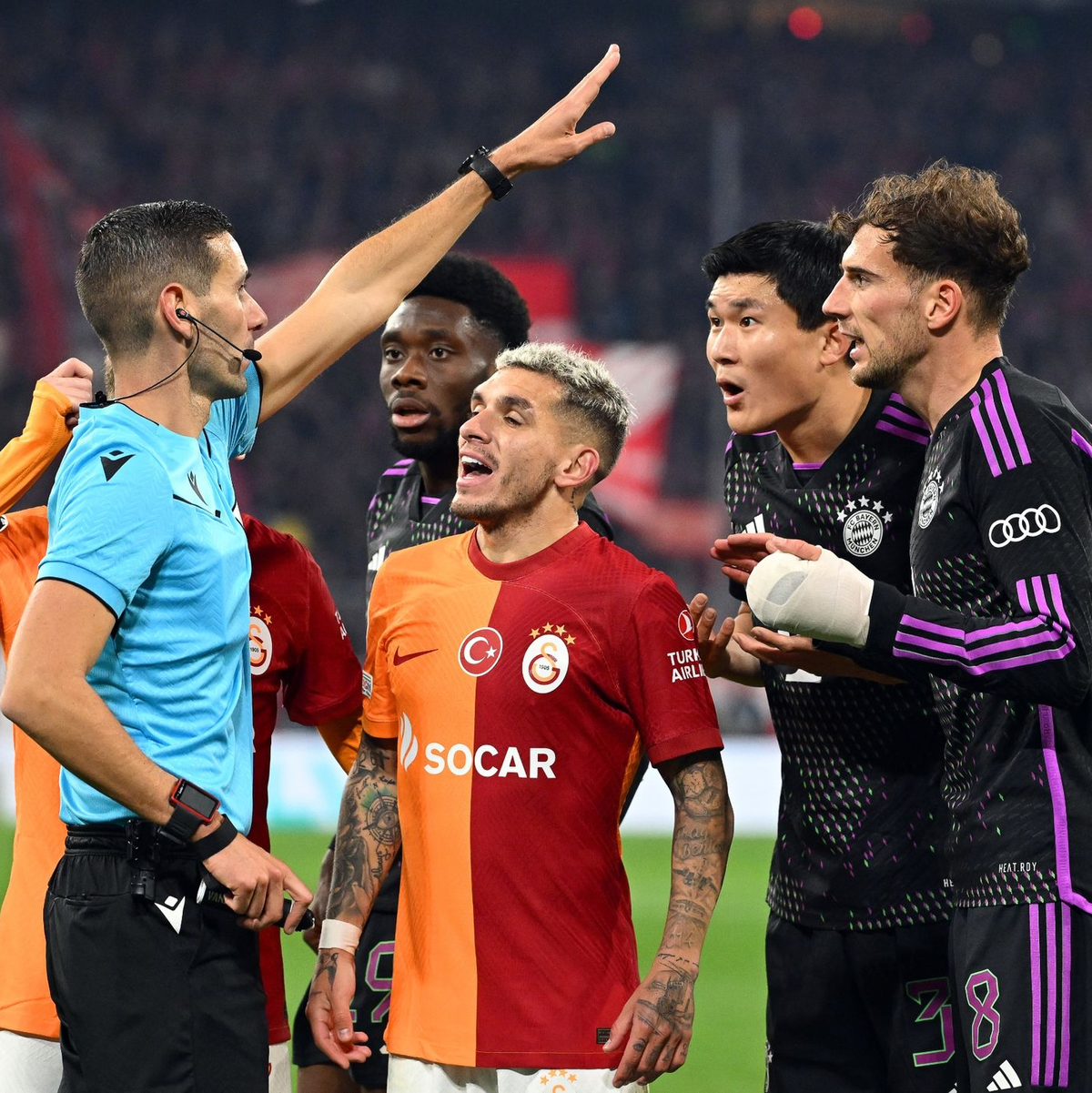 Schiedsrichter Antonio Nobre (l) mit Galatasarays Lucas Torreira (M) sowie Bayerns Spieler Min-Jae Kim (2.v.r) und Leon Goretzka. - Foto: Sven Hoppe/dpa