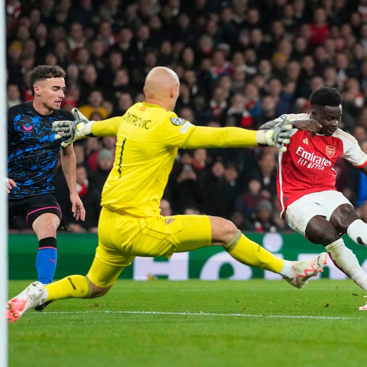 Bukayo Saka (r) sorgte beim Arsenal-Sieg gegen Sevilla für die Vorentscheidung. - Foto: Kirsty Wigglesworth/AP