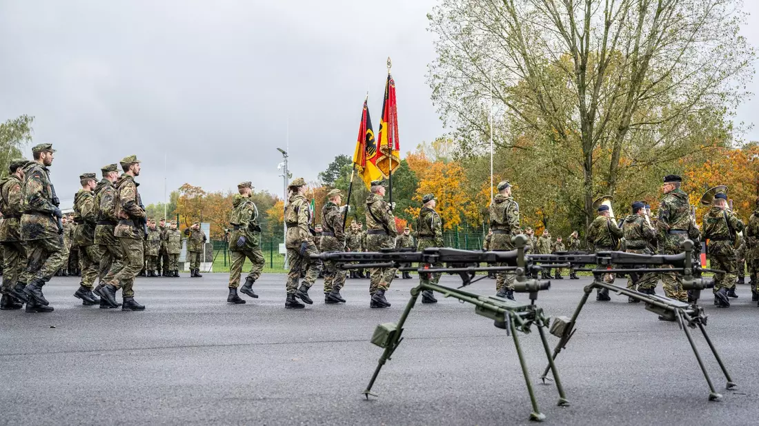 Der Bundeswehrverband dringt auf mehr Personal für die Truppe. - Bild: Guido Kirchner/dpa