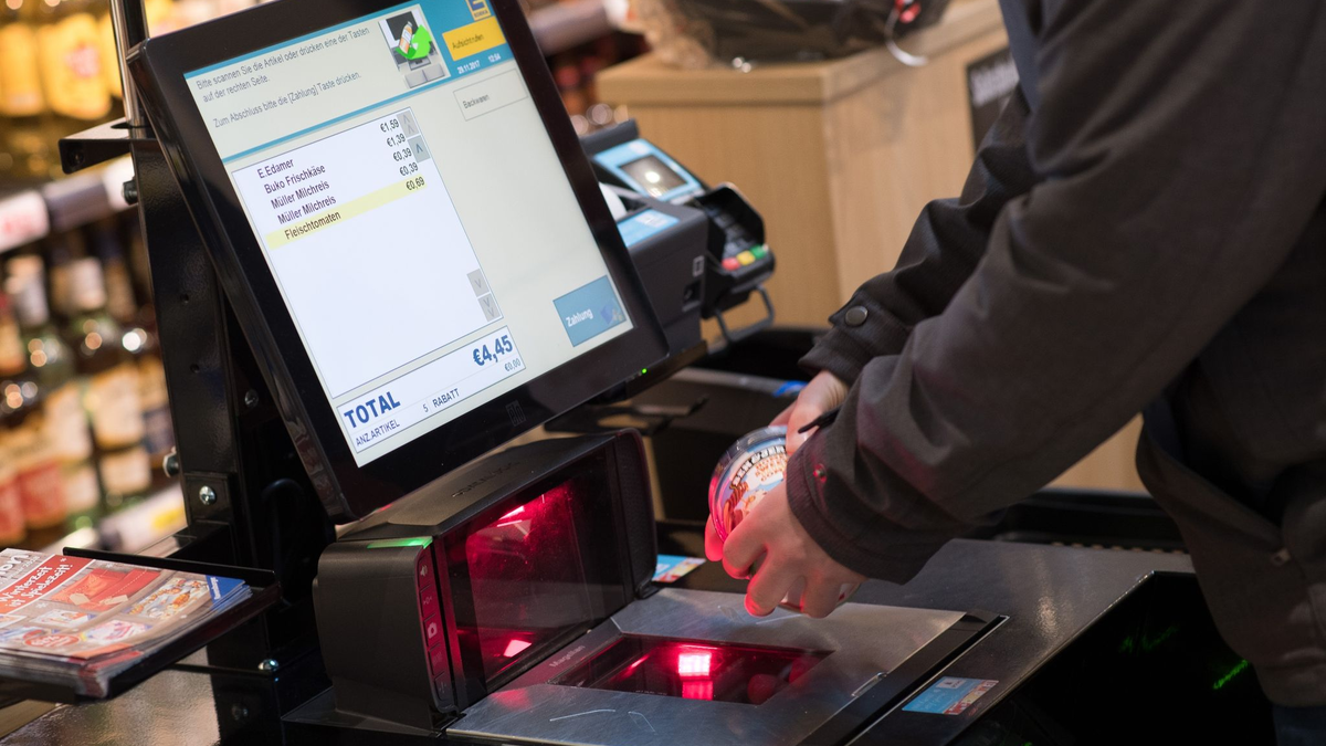 Immer mehr Kunden in Deutschland scannen ihre Produkte an der Ladenkasse selbst. - Foto: Swen Pförtner/dpa
