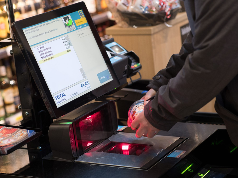 Immer mehr Kunden in Deutschland scannen ihre Produkte an der Ladenkasse selbst. - Foto: Swen Pförtner/dpa