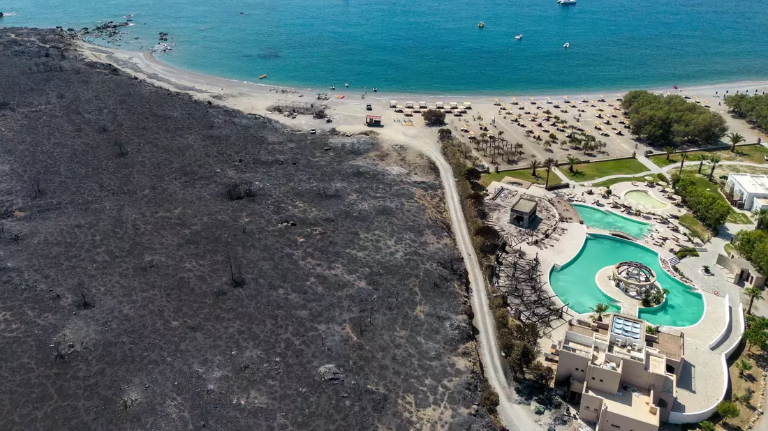 Nach den Waldbränden auf Rhodos bleiben Urlauber der «Sonneninsel» treu. - Bild: Christoph Reichwein/dpa