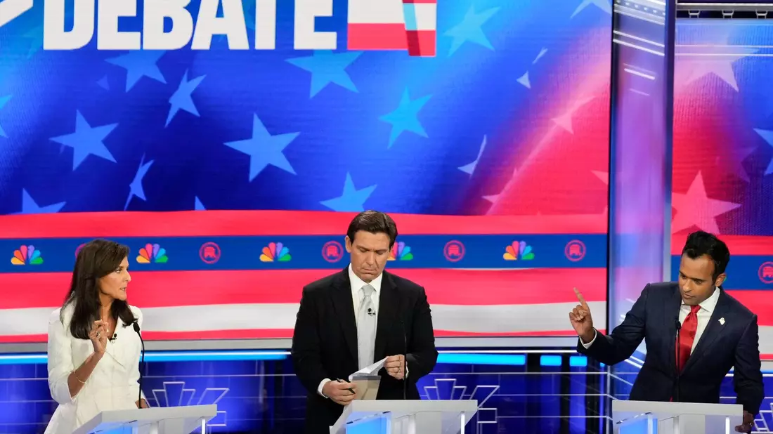 Nikki Haley (l-r), Ron DeSantis und Vivek Ramaswamy sind Präsidentschaftsanwärter. - Bild: Rebecca Blackwell/AP/dpa