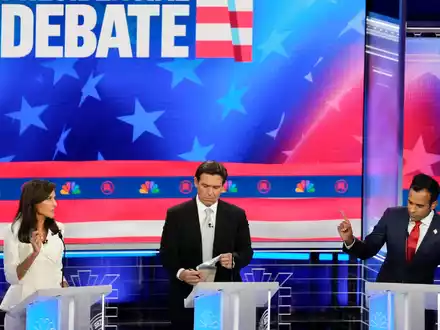 Nikki Haley (l-r), Ron DeSantis und Vivek Ramaswamy sind Präsidentschaftsanwärter. - Foto: Rebecca Blackwell/AP/dpa