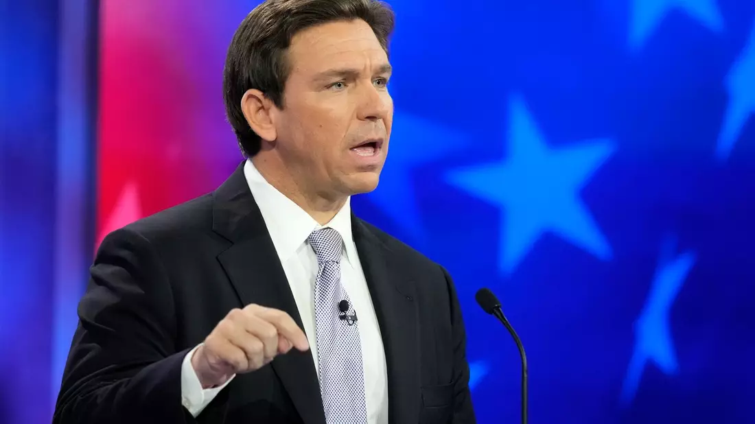 Ron DeSantis - derzeit Floridas Gouverneur - versuchte, sich in der Fernsehdebatte zu profilieren. - Bild: Rebecca Blackwell/AP