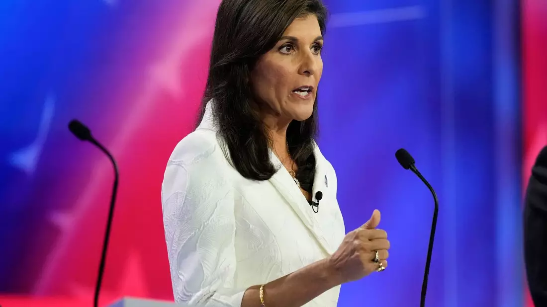 Nikki Haley, ehemalige UN-Botschafterin der USA, musste während einer republikanischen Vorwahldebatte viele Attacken einstecken. - Bild: Rebecca Blackwell/AP