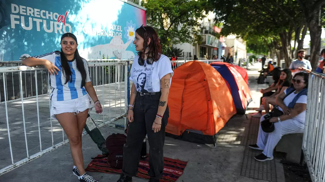 Fans der US-Sängerin Taylor Swift warten vor dem Stadion, wo Swift ihren ersten Auftritt in Argentinien hat. - Bild: Fernando Gens/dpa