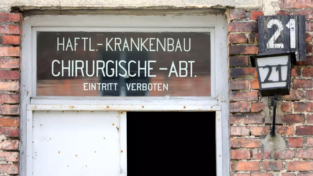 Eine Tür von Block 21 im früheren Konzentrationslager Auschwitz in Oswiecim: Ein Report zeigt die medizinischen Gräueltaten im Nationalsozialismus. - Bild: Jan Woitas/dpa-Zentralbild/dpa