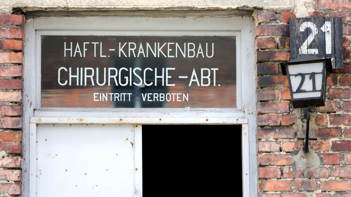 Eine Tür von Block 21 im früheren Konzentrationslager Auschwitz in Oswiecim: Ein Report zeigt die medizinischen Gräueltaten im Nationalsozialismus. - Foto: Jan Woitas/dpa-Zentralbild/dpa