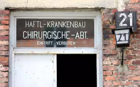Eine Tür von Block 21 im früheren Konzentrationslager Auschwitz in Oswiecim: Ein Report zeigt die medizinischen Gräueltaten im Nationalsozialismus. - Foto: Jan Woitas/dpa-Zentralbild/dpa