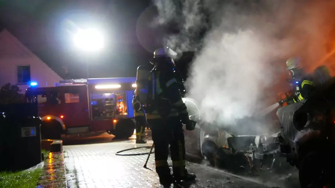 FW Celle: Mehrere brennende Fahrzeuge und Unrat in der Nacht - Bild: presseportal.de