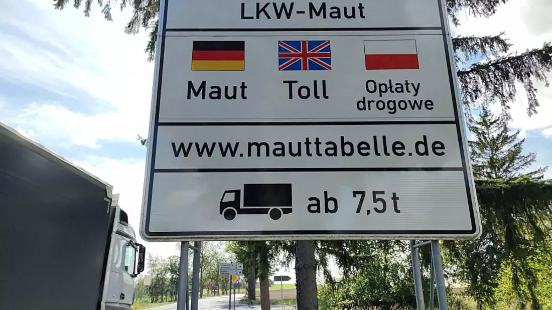 Hinweisschild auf LKW-Maut (Archiv) - Bild: über dts Nachrichtenagentur