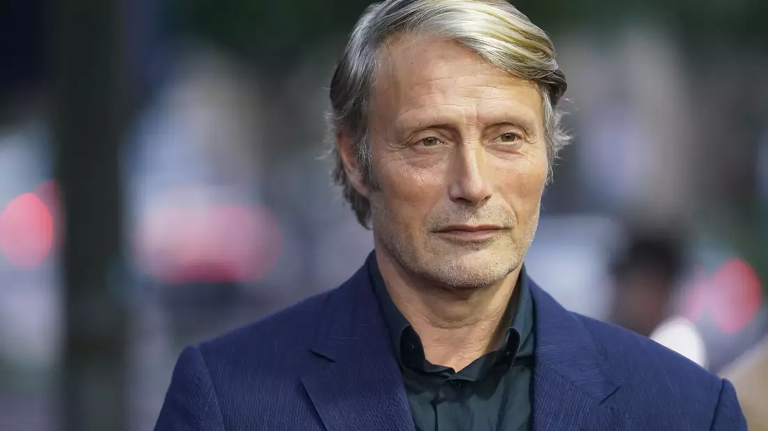 Beim Filmfest Hamburg stellte Mads Mikkelsen kürzlich seinen neuen Film «King's Land» vor. - Bild: Marcus Brandt/dpa