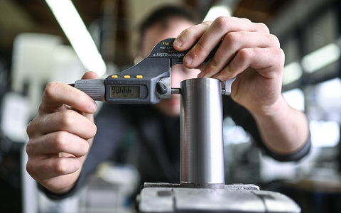 Ein Auszubildender im Metall-Handwerk misst in einem Ausbildungszentrum die Dicke eines Werkstücks. Viele Ausbildungsverträge werden vorzeitig gelöst. - Foto: Felix Kästle/dpa