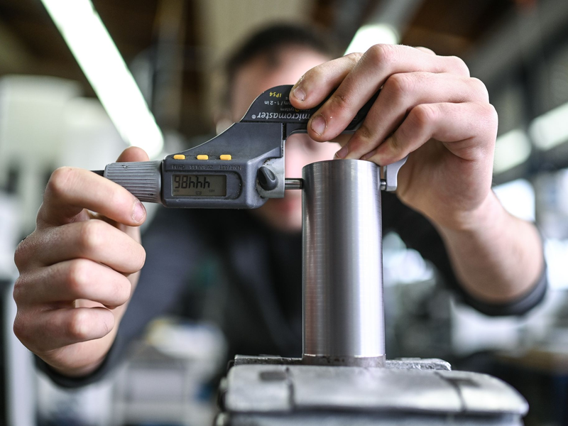 Ein Auszubildender im Metall-Handwerk misst in einem Ausbildungszentrum die Dicke eines Werkstücks. Viele Ausbildungsverträge werden vorzeitig gelöst. - Foto: Felix Kästle/dpa