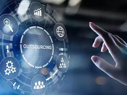 Outsourcing ist eine Möglichkeit für Unternehmen, effizienter zu arbeiten - Foto: Bild: Adobe Stock © WrightStudio