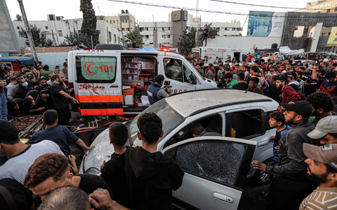 Menschen versammeln sich um einen Krankenwagen, nachdem dieser vor dem Eingang des Schifa-Krankenhaus angegriffen wurde. - Foto: -/XinHua/dpa