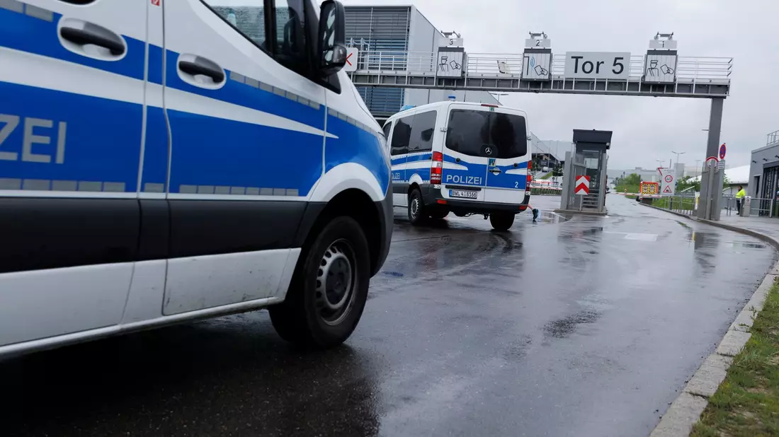 Einsatzfahrzeuge der Polizei stehen am Tattag am Sindelfinger Mercedes-Werk, in dem die Schüsse fielen. - Bild: Julian Rettig/dpa