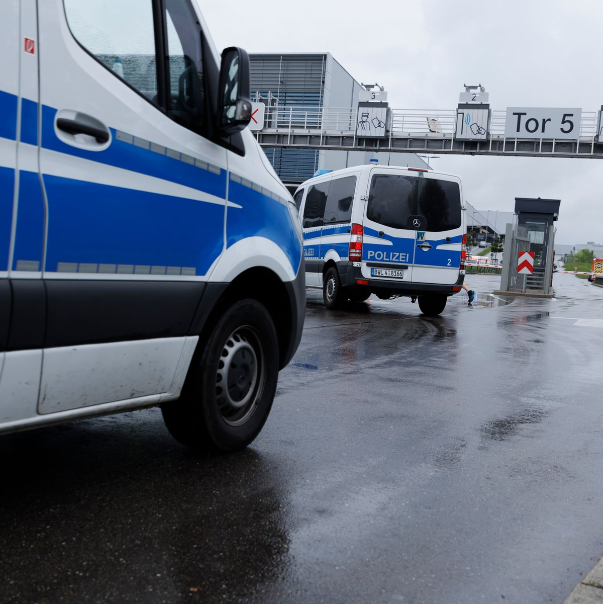 Einsatzfahrzeuge der Polizei stehen am Tattag am Sindelfinger Mercedes-Werk, in dem die Schüsse fielen. - Foto: Julian Rettig/dpa
