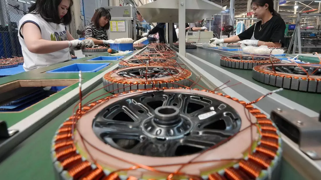 Mitarbeiterinnen arbeiten in der Werkstatt eines Elektrofahrradherstellers in der Lutai-Wirtschaftsentwicklungszone der Stadt Tangshan. - Bild: Yang Shiyao/XinHua/dpa