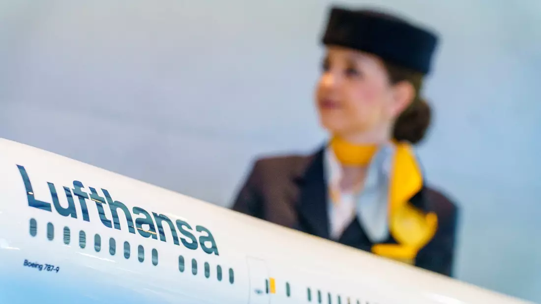 Die Flugbegleitergewerkschaft Ufo fordert 15 Prozent mehr Geld für die Kabinenbeschäftigten der Lufthansa. - Bild: Andreas Arnold/dpa