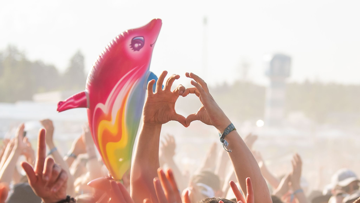 Himmelhoch jauchzend - zu Tode betrübt? Im neuen «Glücksatlas» bewerten die Befragten ihre Zufriedenheit auf einer Skala zwischen 0 und 10 im Schnitt mit 6,92 Punkten (Symbolbild). - Foto: Silas Stein/dpa