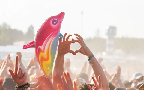 Himmelhoch jauchzend - zu Tode betrübt? Im neuen «Glücksatlas» bewerten die Befragten ihre Zufriedenheit auf einer Skala zwischen 0 und 10 im Schnitt mit 6,92 Punkten (Symbolbild). - Foto: Silas Stein/dpa