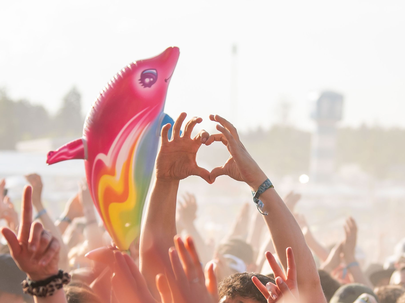 Himmelhoch jauchzend - zu Tode betrübt? Im neuen «Glücksatlas» bewerten die Befragten ihre Zufriedenheit auf einer Skala zwischen 0 und 10 im Schnitt mit 6,92 Punkten (Symbolbild). - Foto: Silas Stein/dpa