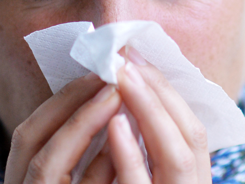 Die Nase läuft: Das RKI nennt als Ursachen für die hohen Krankheitszahlen Erkältungen und die deutlich gestiegene Menge an Corona-Infektionen. - Foto: Maurizio Gambarini/dpa