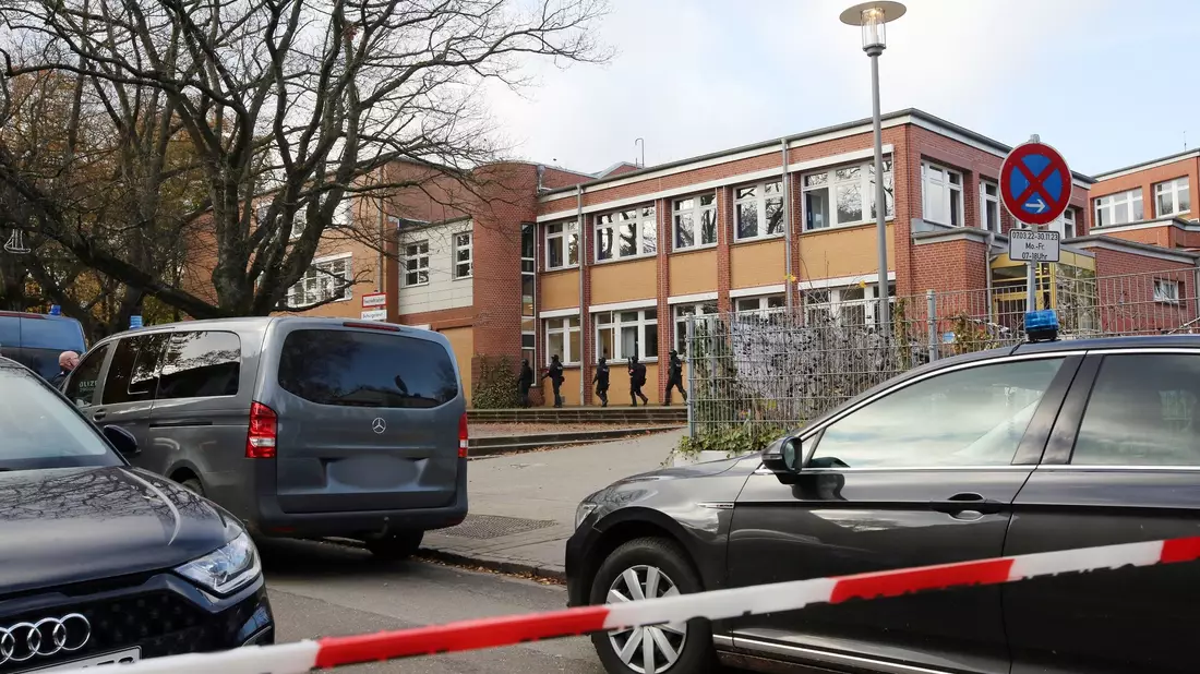 Die Bedrohungslage führte zu einem Großeinsatz der Polizei an der Stadtteilschule Blankenese. - Bild: Bodo Marks/dpa