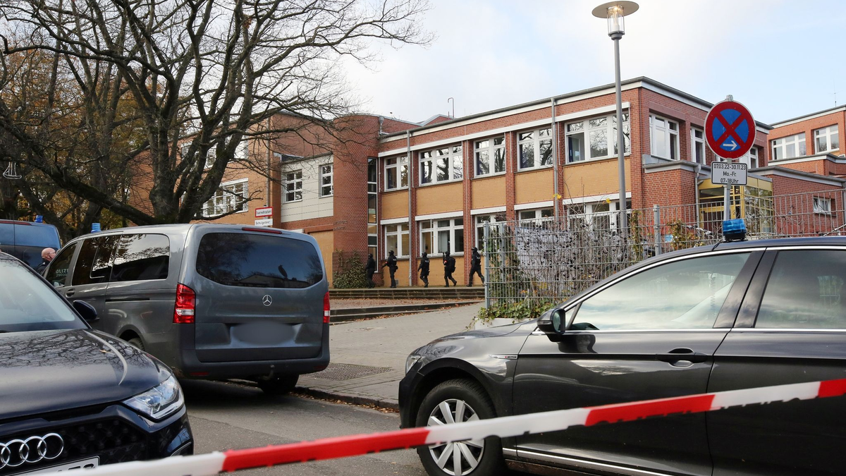 Die Bedrohungslage führte zu einem Großeinsatz der Polizei an der Stadtteilschule Blankenese. - Foto: Bodo Marks/dpa