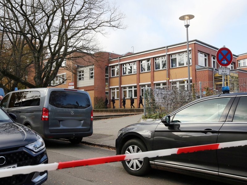 Die Bedrohungslage führte zu einem Großeinsatz der Polizei an der Stadtteilschule Blankenese. - Foto: Bodo Marks/dpa