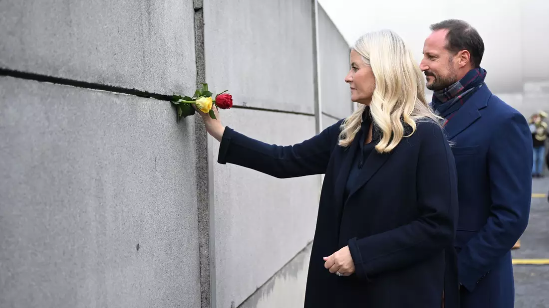 Norwegens Kronprinz Haakon und Kronprinzessin Mette-Marit nehmen in Berlin an der Zentralen Gedenkveranstaltung des 34. Jahrestags des Mauerfalls teil. - Bild: Britta Pedersen/dpa