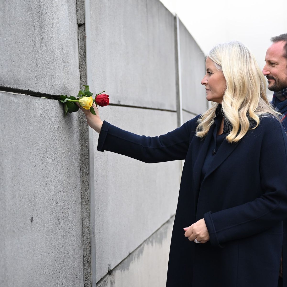 Norwegens Kronprinz Haakon und Kronprinzessin Mette-Marit nehmen in Berlin an der Zentralen Gedenkveranstaltung des 34. Jahrestags des Mauerfalls teil. - Foto: Britta Pedersen/dpa
