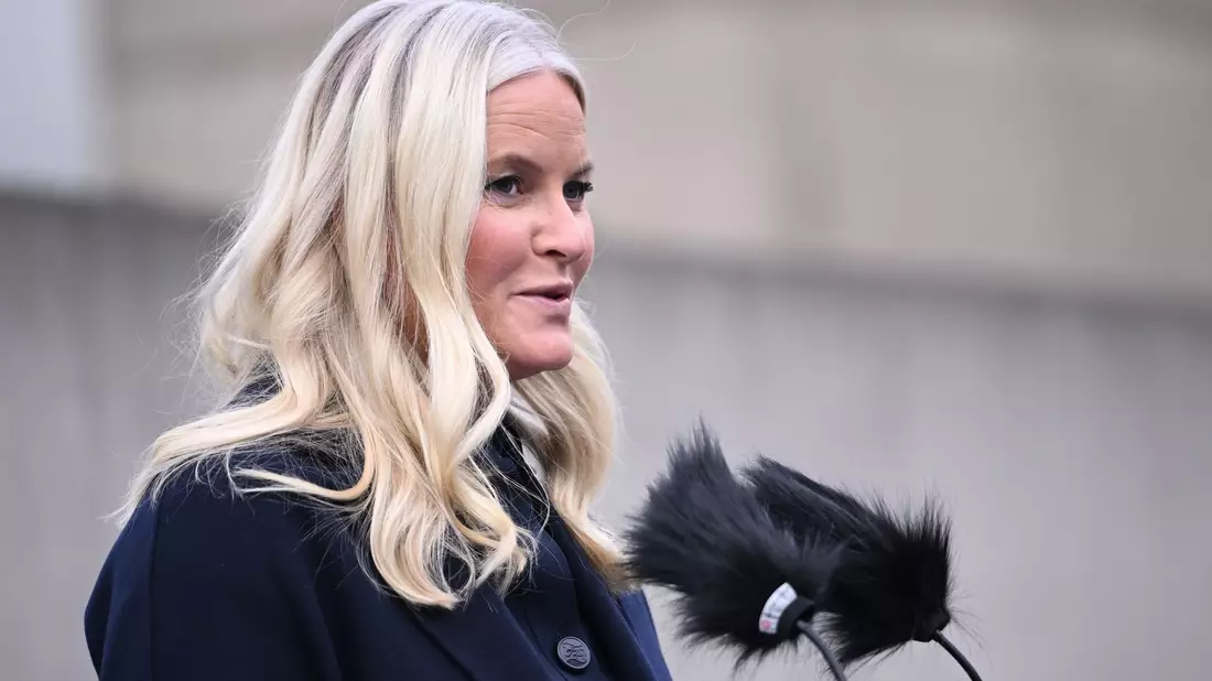 «Wir können uns dafür entscheiden, Mauern zu errichten, und wir können uns dafür entscheiden, sie niederzureißen»: Kronprinzessin Mette-Marit spricht bei der Gedenkveranstaltung in Berlin. - Bild: Britta Pedersen/dpa