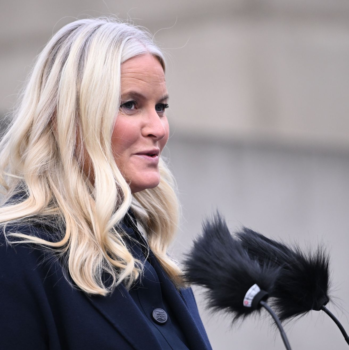 «Wir können uns dafür entscheiden, Mauern zu errichten, und wir können uns dafür entscheiden, sie niederzureißen»: Kronprinzessin Mette-Marit spricht bei der Gedenkveranstaltung in Berlin. - Foto: Britta Pedersen/dpa