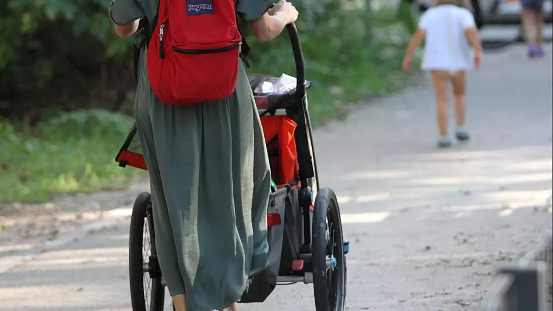 Mutter mit Kind und Kinderwagen (Archiv) - Bild: über dts Nachrichtenagentur
