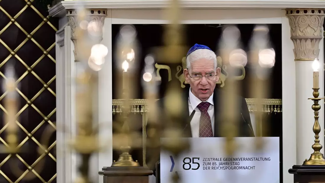Josef Schuster spricht bei der Gedenkveranstaltung zum 85. Jahrestag der Pogromnacht in der Synagoge Beth Zion. - Bild: John Macdougall/AFP POOL/dpa