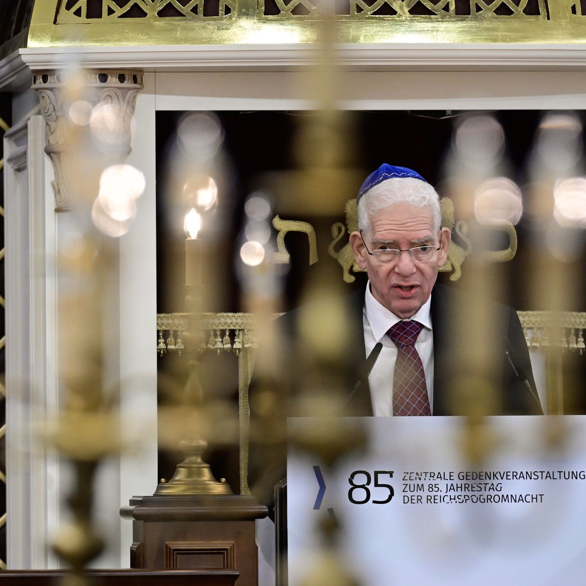 Josef Schuster spricht bei der Gedenkveranstaltung zum 85. Jahrestag der Pogromnacht in der Synagoge Beth Zion. - Foto: John Macdougall/AFP POOL/dpa