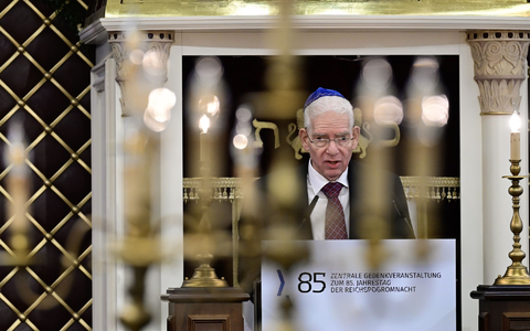 Josef Schuster spricht bei der Gedenkveranstaltung zum 85. Jahrestag der Pogromnacht in der Synagoge Beth Zion. - Foto: John Macdougall/AFP POOL/dpa Josef Schuster spricht bei der Gedenkveranstaltung zum 85. Jahrestag der Pogromnacht in der Synagoge Beth Zion. - Foto: John Macdougall/AFP POOL/dpa