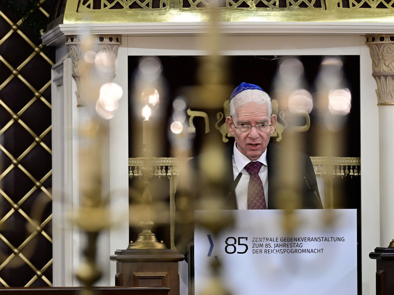 Josef Schuster spricht bei der Gedenkveranstaltung zum 85. Jahrestag der Pogromnacht in der Synagoge Beth Zion. - Foto: John Macdougall/AFP POOL/dpa