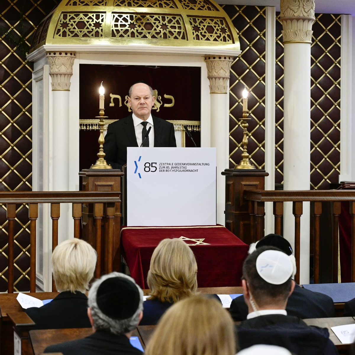 Bundeskanzler Olaf Scholz bei der Gedenkveranstaltung zum 85. Jahrestag der Pogromnacht in der Synagoge Beth Zion - Foto: John Macdougall/AFP POOL/dpa