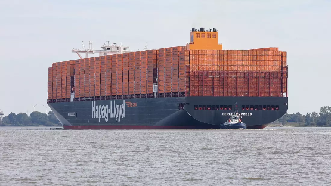 Ein Containerschiff der Reederei Hapag-Lloyd fährt in den Hamburger Hafen ein. - Bild: Bodo Marks/dpa