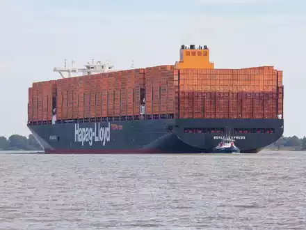 Ein Containerschiff der Reederei Hapag-Lloyd fährt in den Hamburger Hafen ein. - Foto: Bodo Marks/dpa