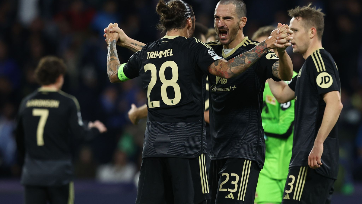 Die Unioner Leonardo Bonucci (M) und Christopher Trimmel (l) feiern das Remis in Neapel. - Foto: Alessandro Garofalo/LaPresse via ZUMA Press/dpa